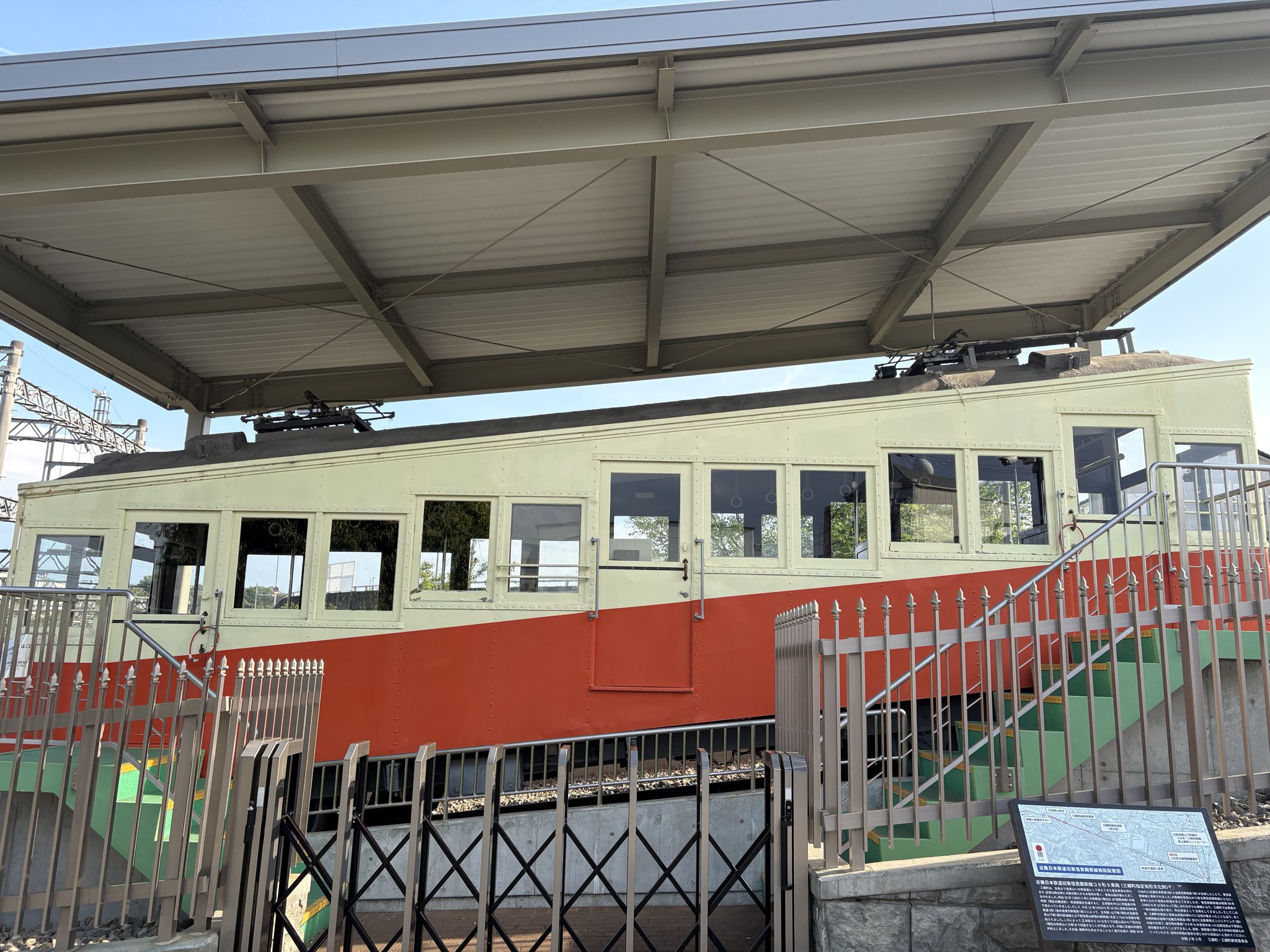 信貴山下駅そばに保存された東信貴鋼索線の車両(コ9形)