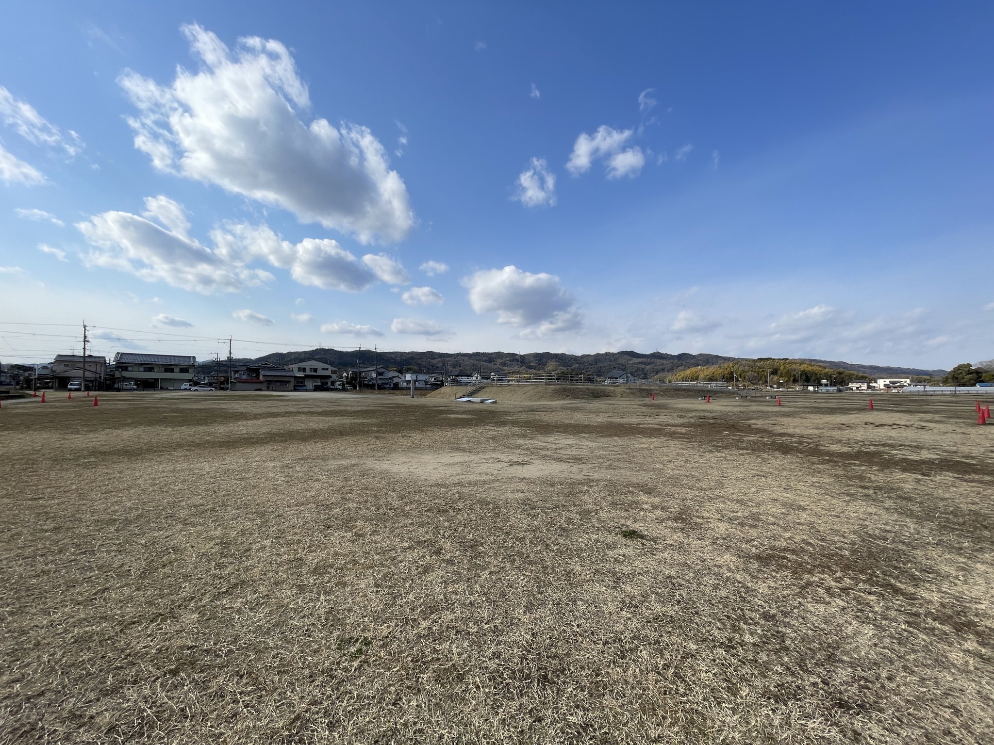 史跡中宮寺跡の広場と土壇