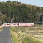 山あいを走る伊賀鉄道のピンクの電車