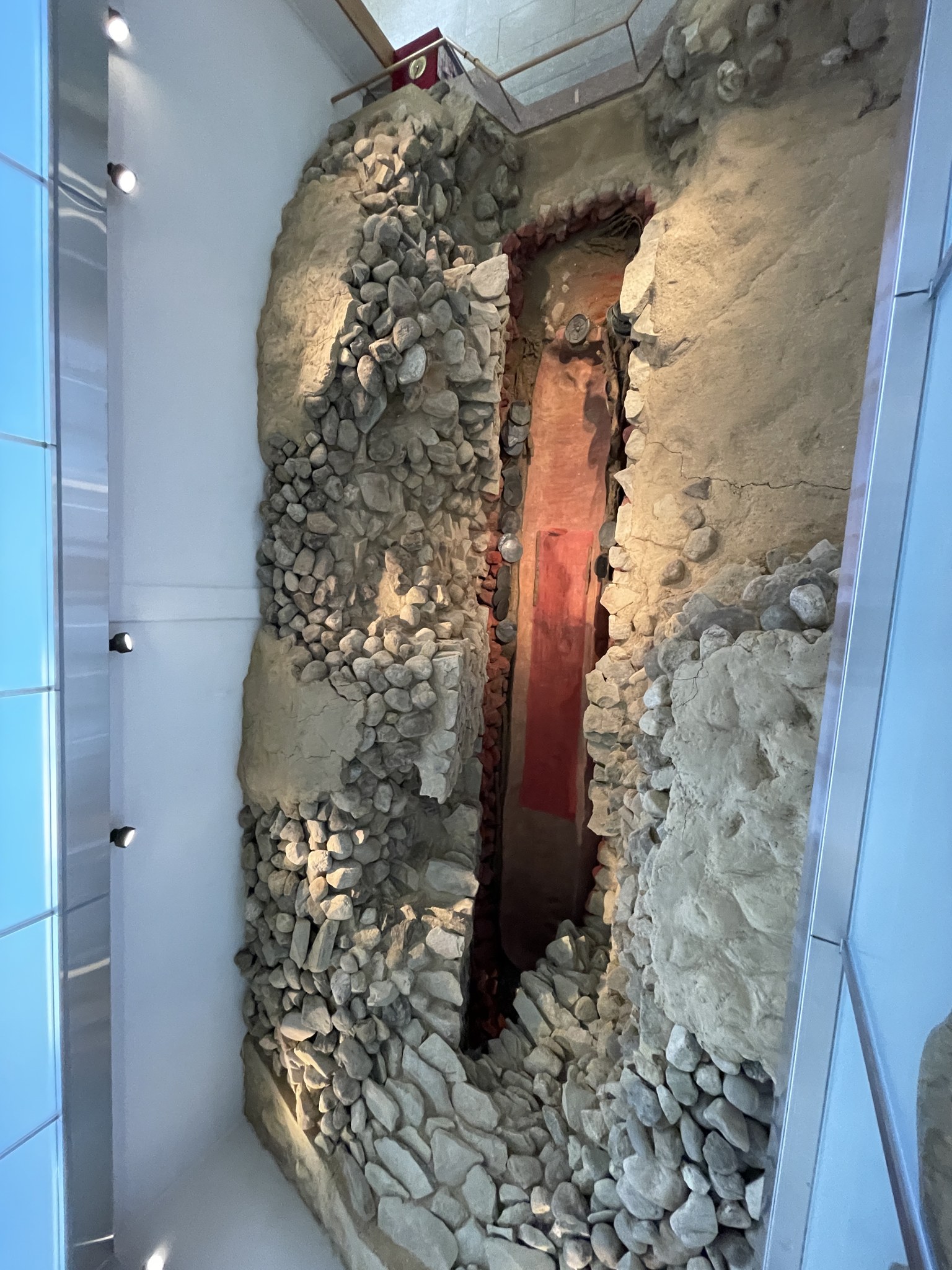 黒塚古墳展示館の竪穴式石室の実物大再現