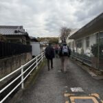 竹やぶのあいだの細い道