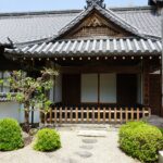 文殊院の本坊と庭