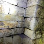 奥ノ芝1号墳の石室の隅の積み石