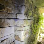 奥ノ芝1号墳の羨道の側壁