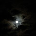 薄雲の中に浮かぶ満月