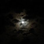 雲のあいだに小さく光る月