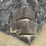 石垣に積まれた転用石材
