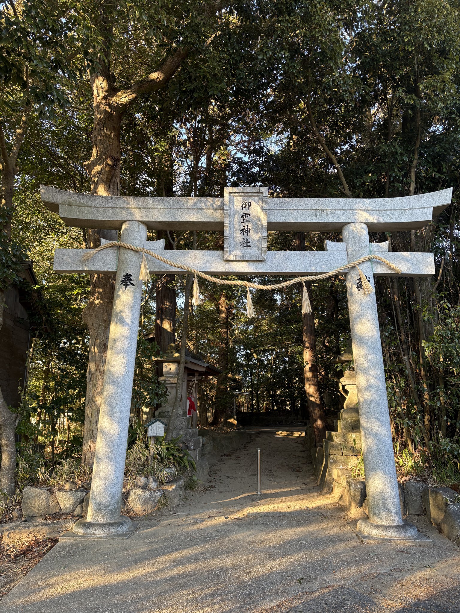 御霊神社・八幡神社の石鳥居