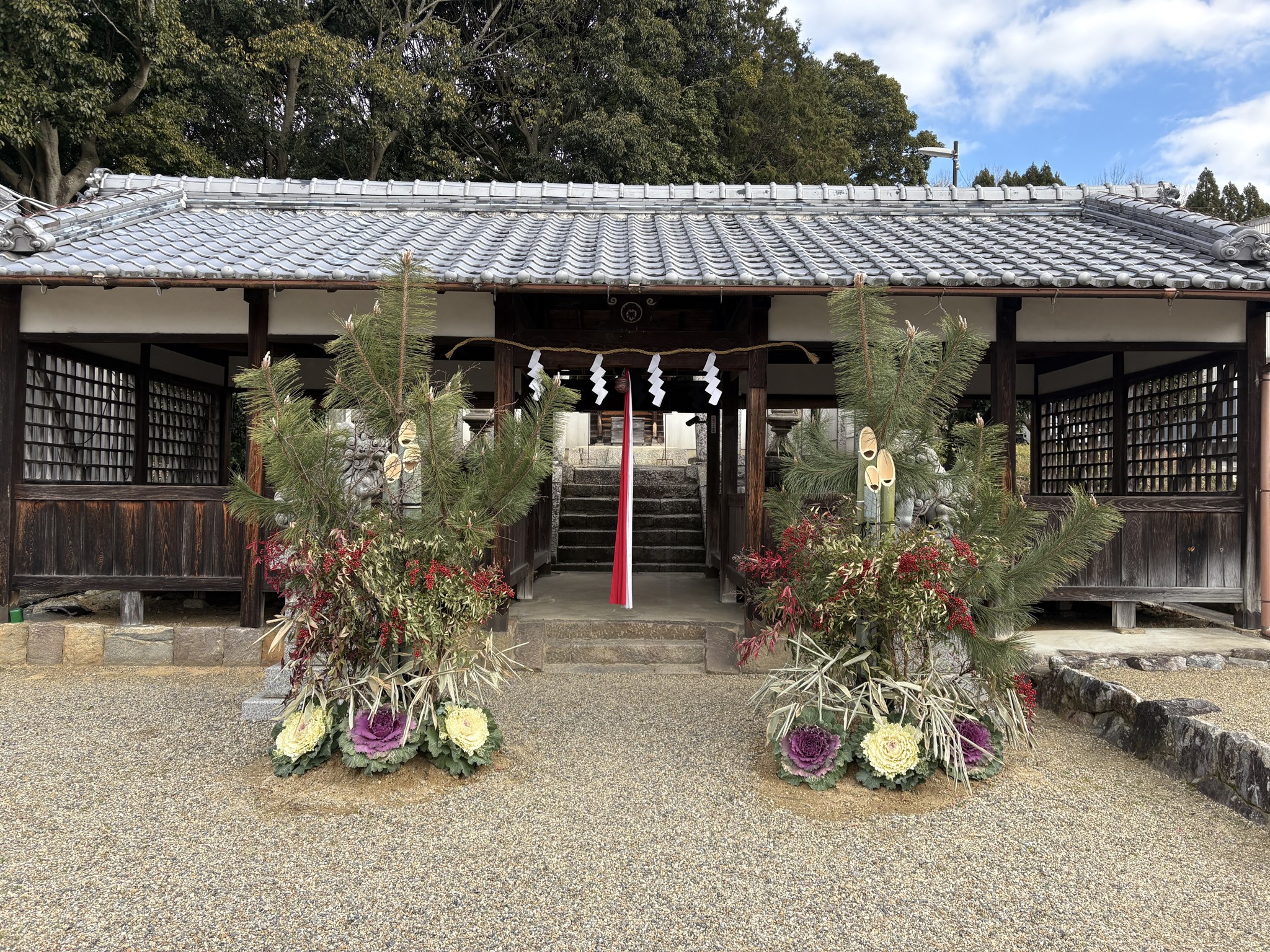 お正月飾りの白山比咩神社の拝殿