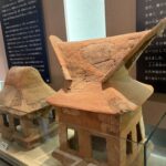 歴史資料館に展示された2棟の家形埴輪