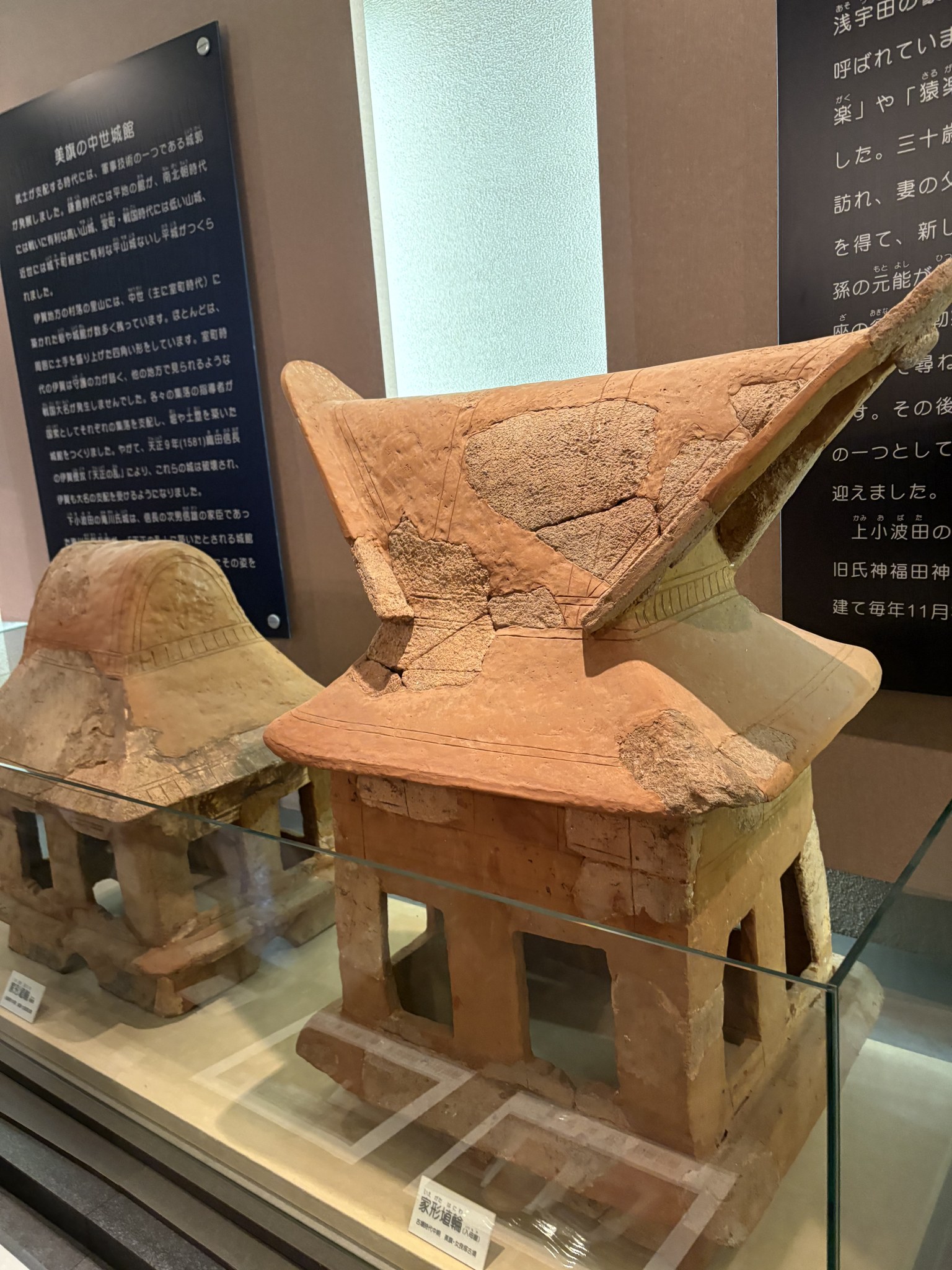 歴史資料館に展示された2棟の家形埴輪