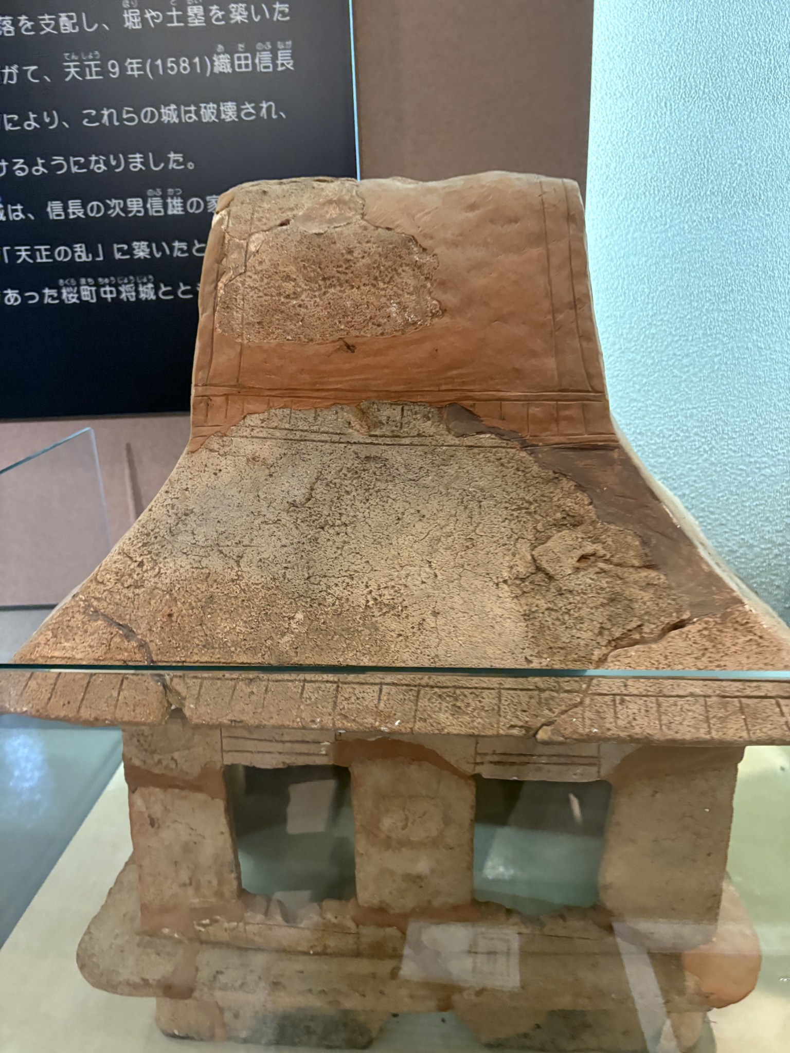 屋根の反りまで作り込まれた家形埴輪