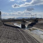 廃線跡の切り通しに残る橋