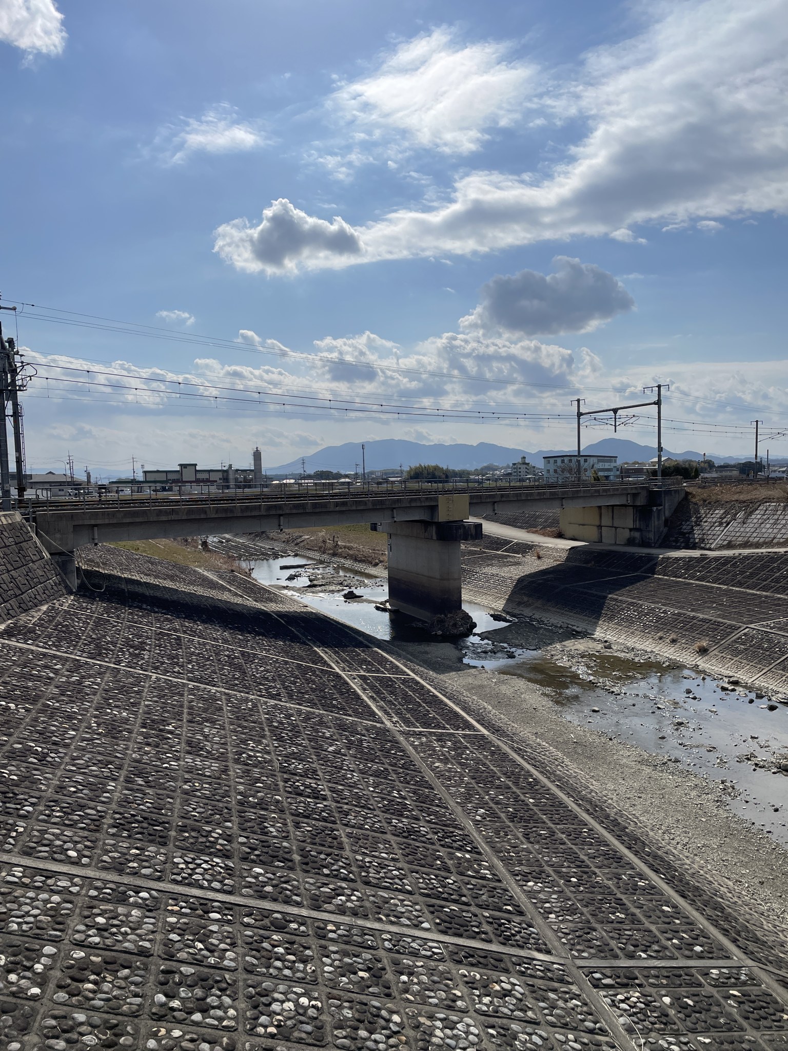廃線跡の切り通しに残る橋