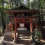 山道沿いの朱色のお稲荷さん