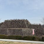のぼりが立つ郡山城跡の石垣