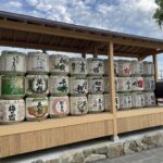 大神神社の参道に並ぶ菰樽