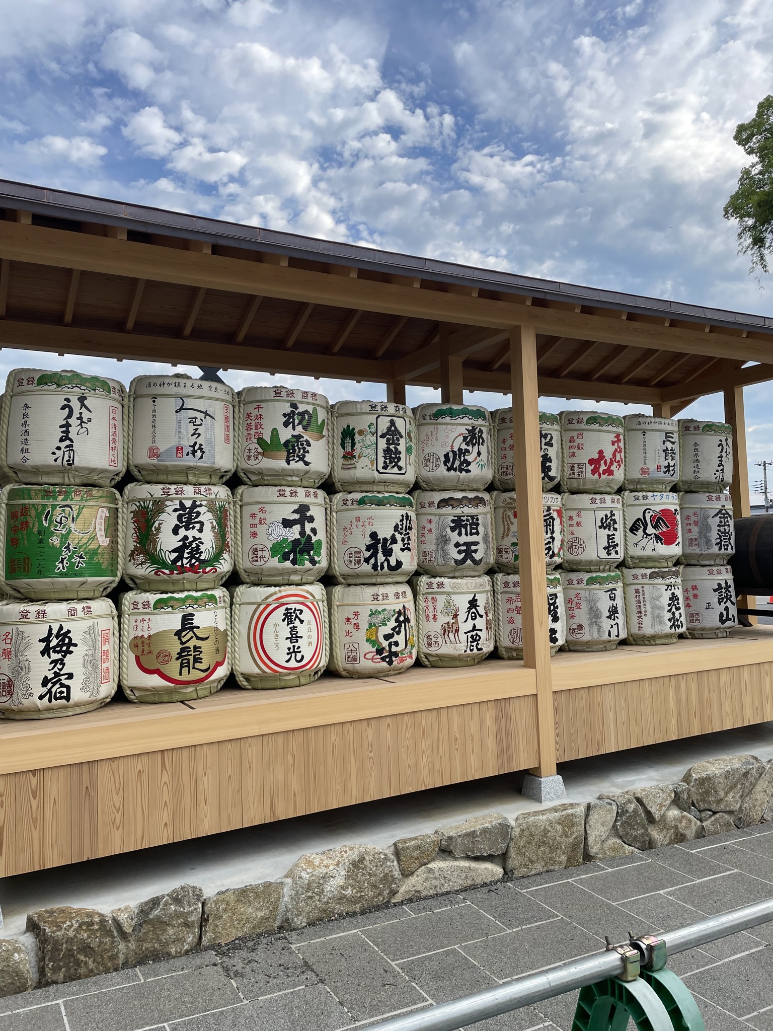 大神神社の参道に並ぶ菰樽