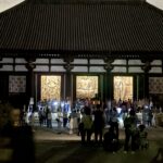 観月讃仏会の夜、扉が開いて三尊が浮かび上がる唐招提寺の金堂
