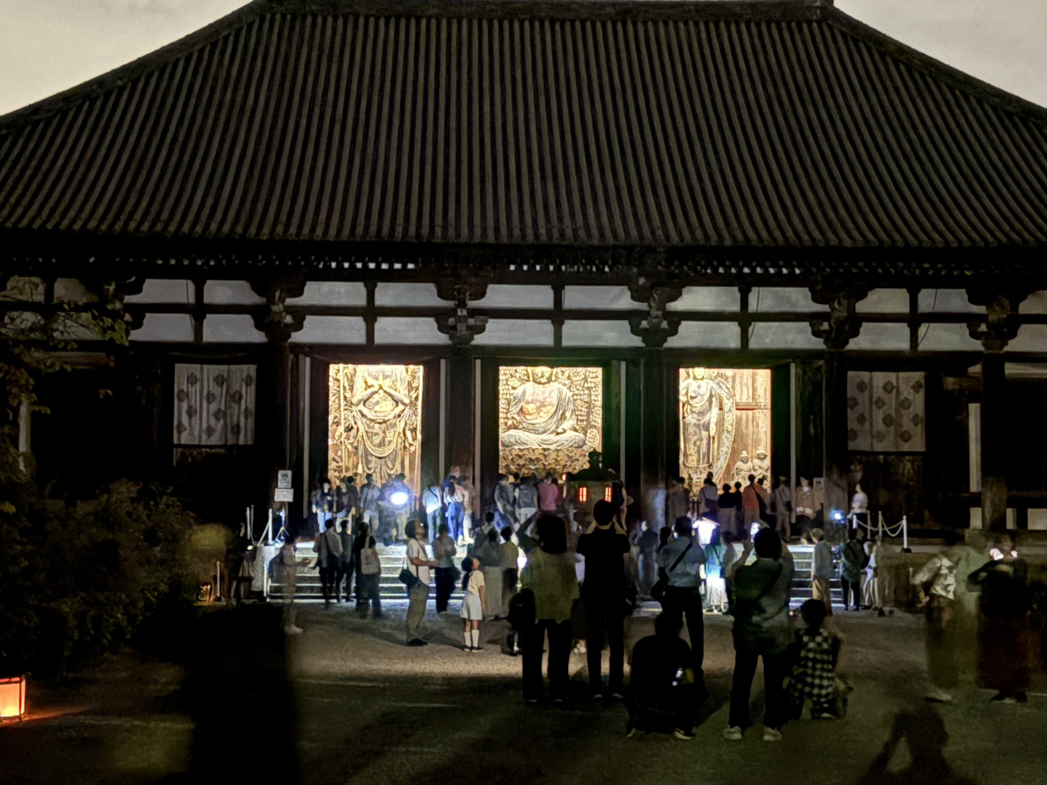 観月讃仏会の夜、扉が開いて三尊が浮かび上がる唐招提寺の金堂