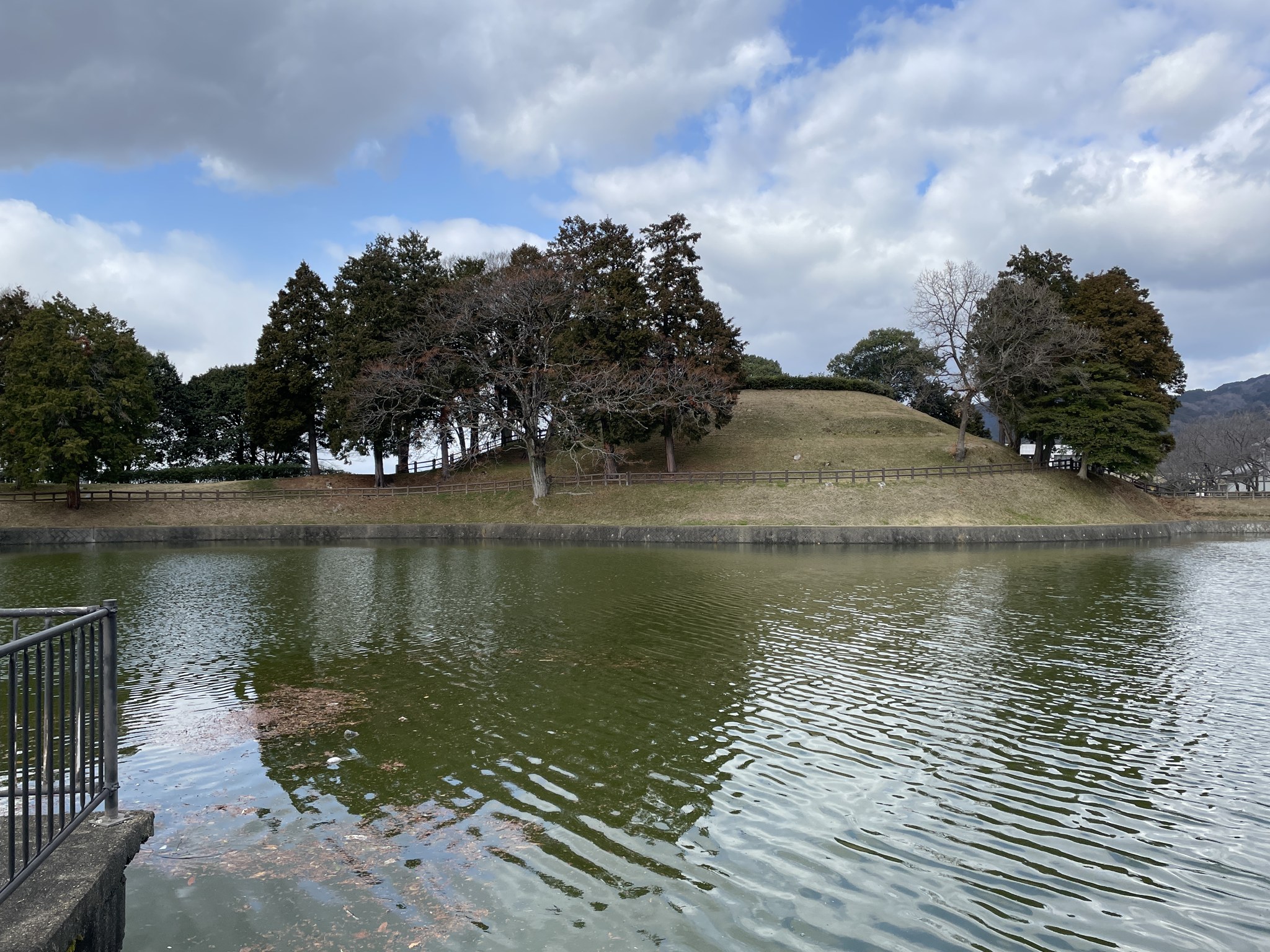 池ごしに見える黒塚古墳の墳丘