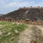 復元された三吉石塚古墳の墳丘と埴輪の列