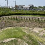 三吉石塚古墳の墳丘と馬蹄形の周濠
