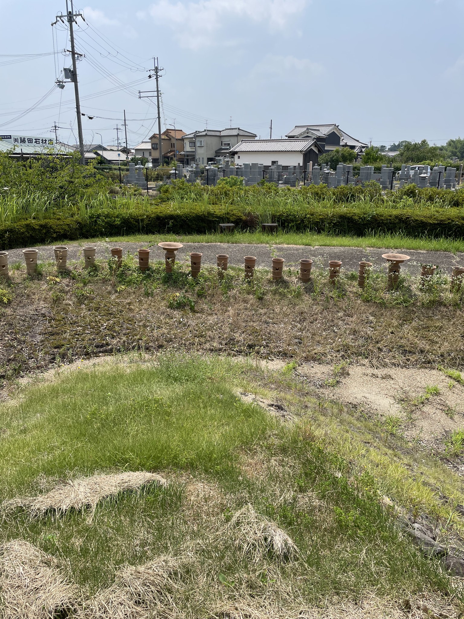 三吉石塚古墳の墳丘と馬蹄形の周濠