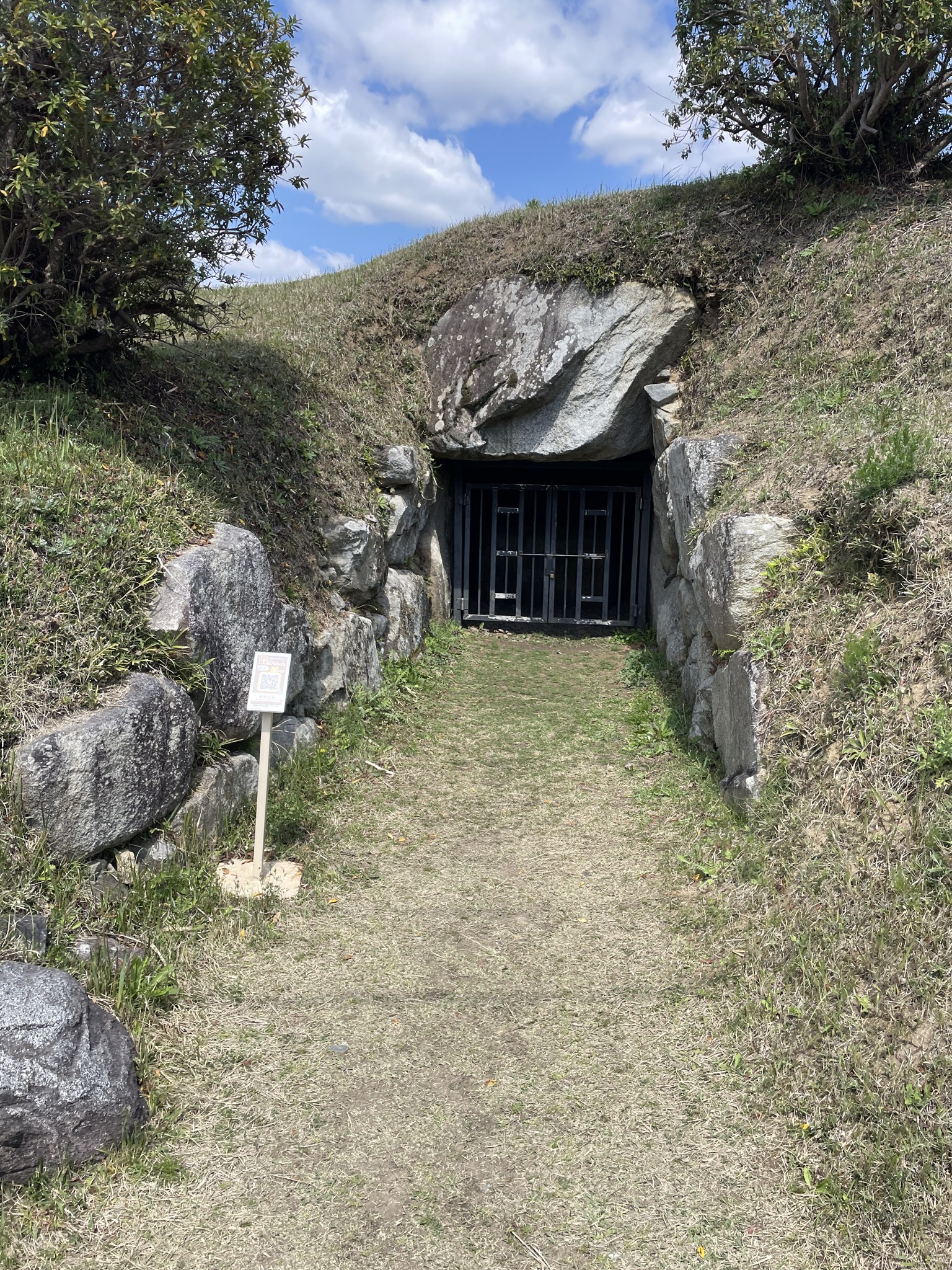都塚古墳の横穴式石室の開口部