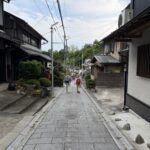 信貴山の門前町の石畳の道