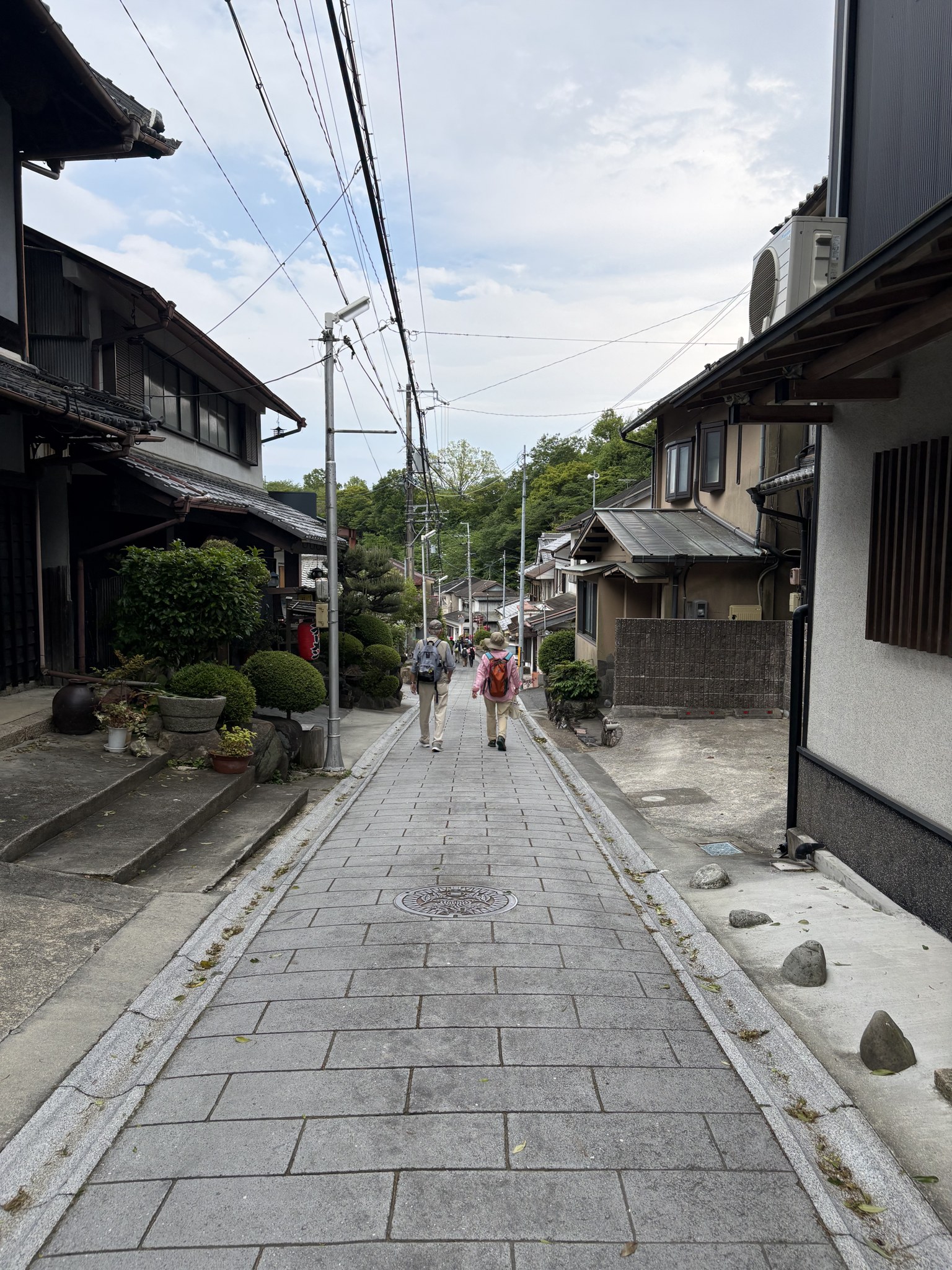 信貴山の門前町の石畳の道