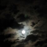 雲の切れ間に顔を出した中秋の名月