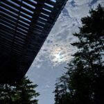 唐招提寺の軒ごしに見上げた雲間の中秋の名月