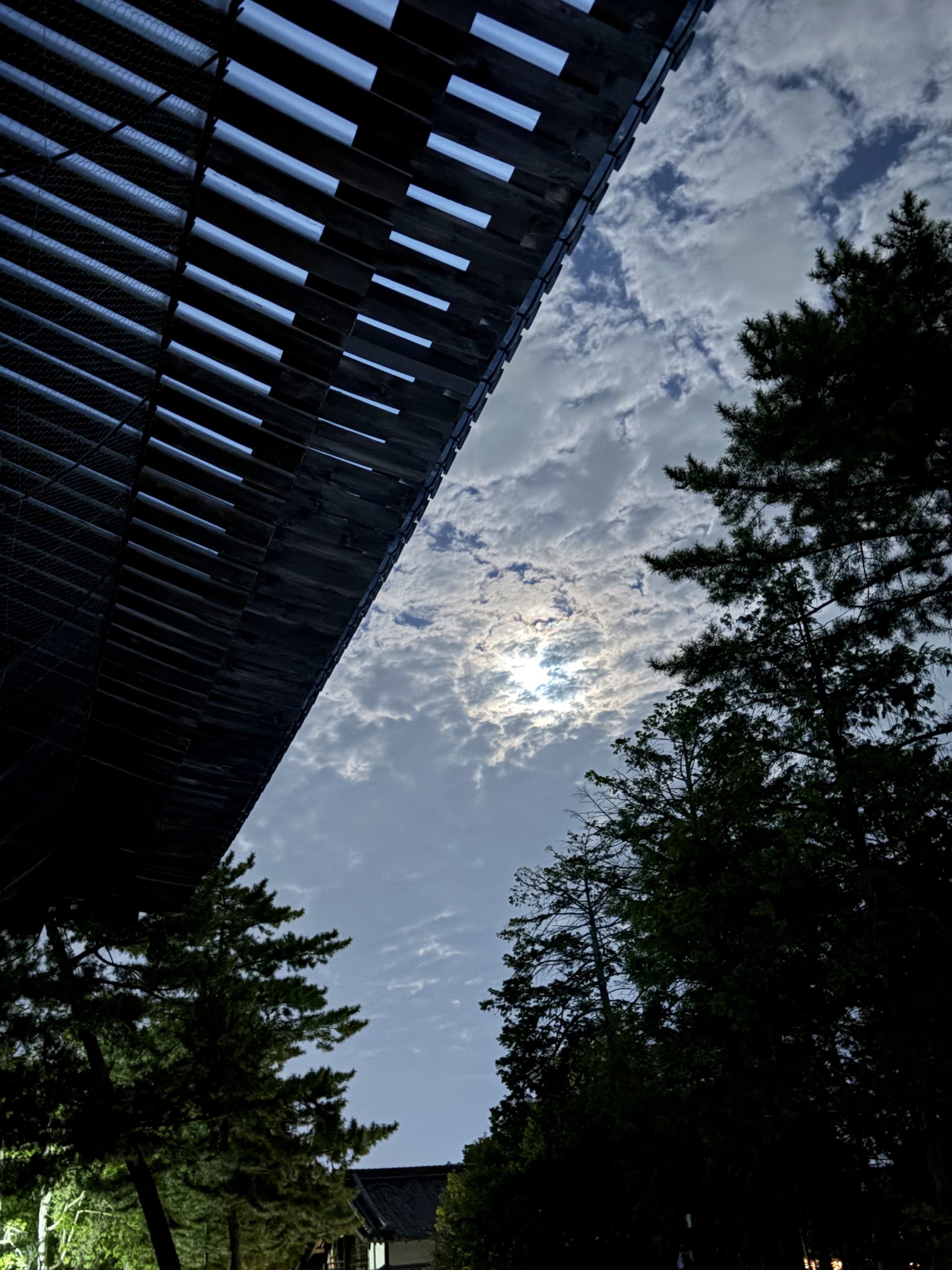 唐招提寺の軒ごしに見上げた雲間の中秋の名月