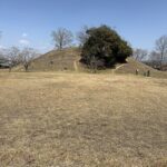 桜を背にした美旗古墳群の墳丘