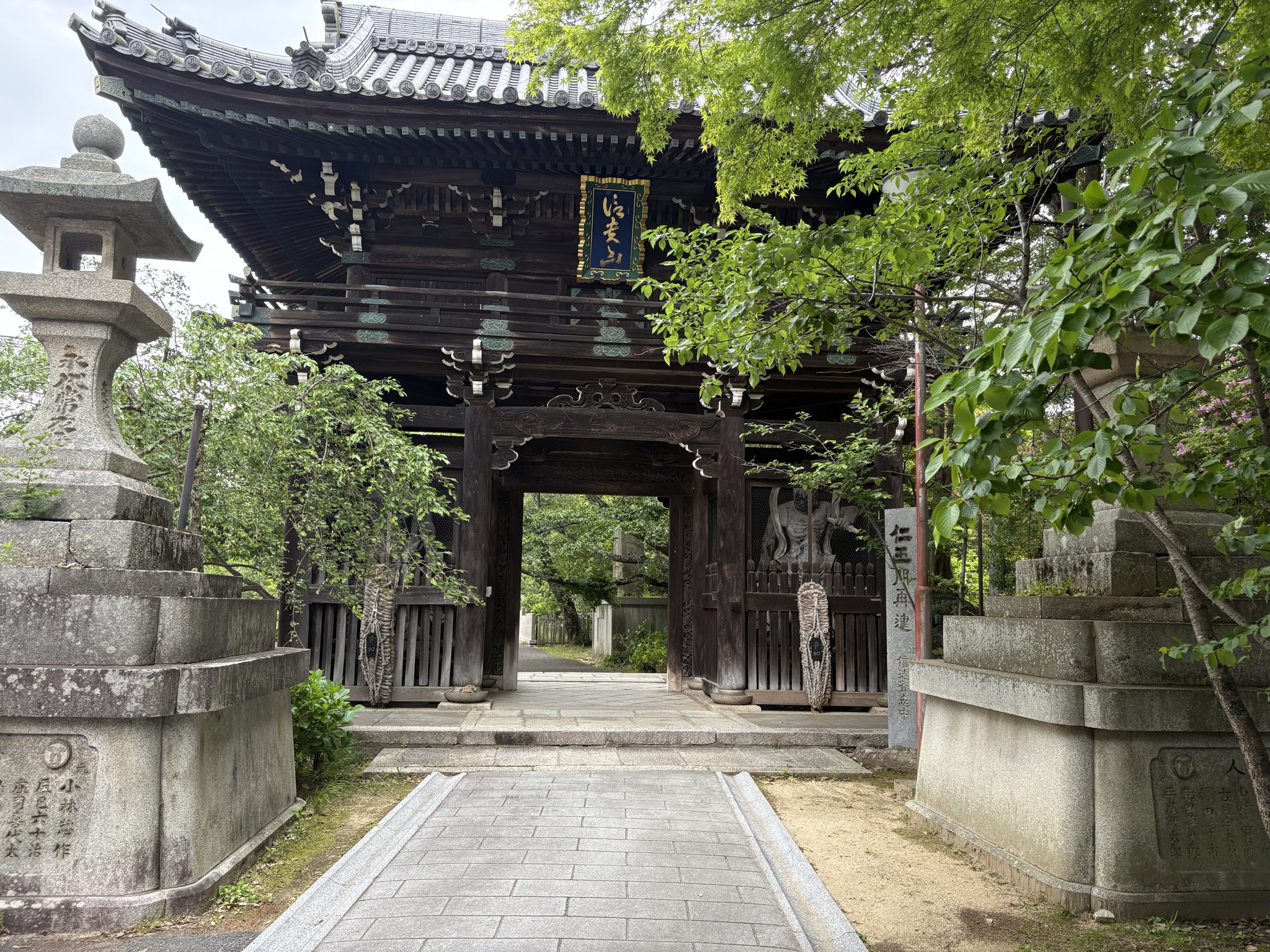 信貴山朝護孫子寺の仁王門