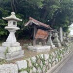 伊射奈岐神社の常夜灯と社殿