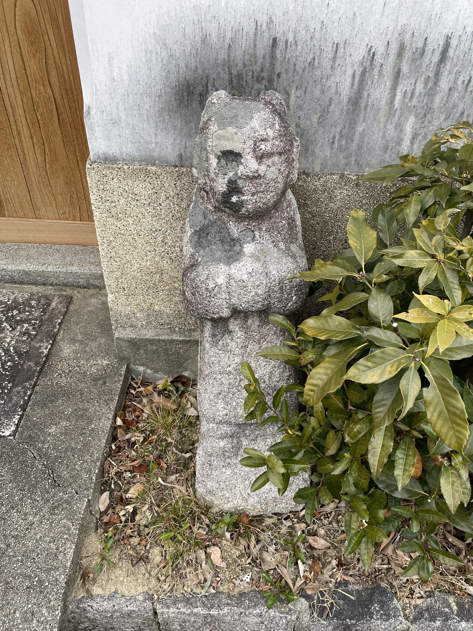 小泉の町なかの石仏