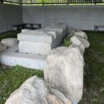覆屋の中に展示された北今市古墳の家形石棺
