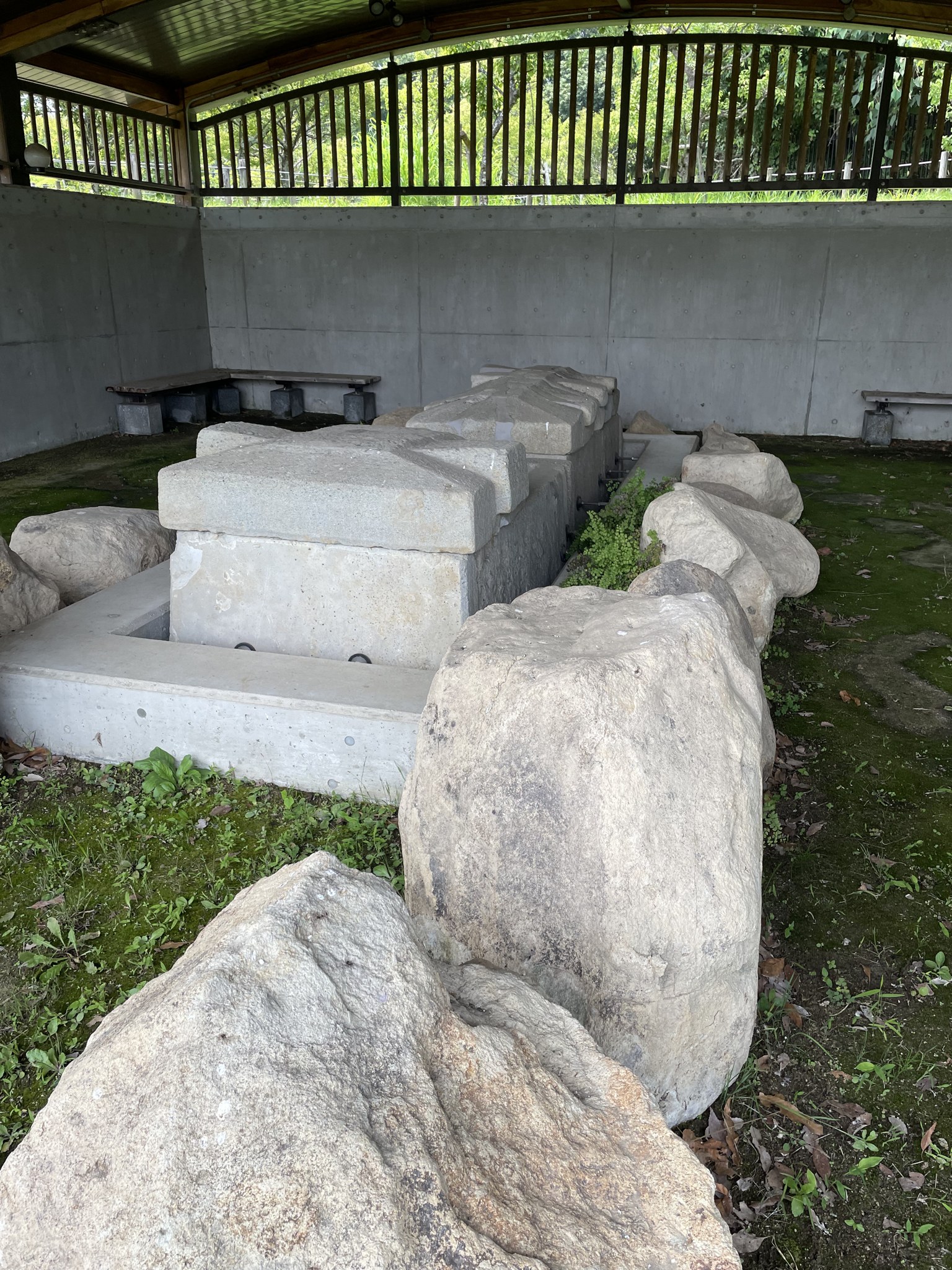 覆屋の中に展示された北今市古墳の家形石棺