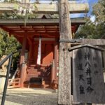 嶋田神社の御祭神を示す標と朱塗りの社