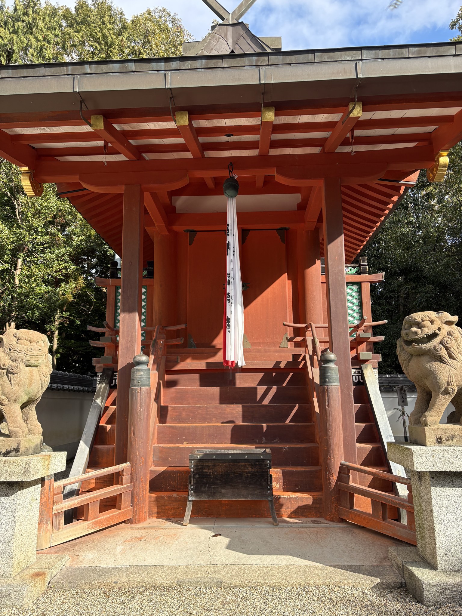 嶋田神社の朱塗りの本殿