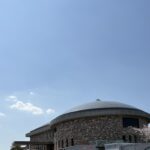 前方後円墳をかたどった美旗市民センター歴史資料館