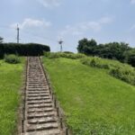 古墳の墳丘へと続く石段