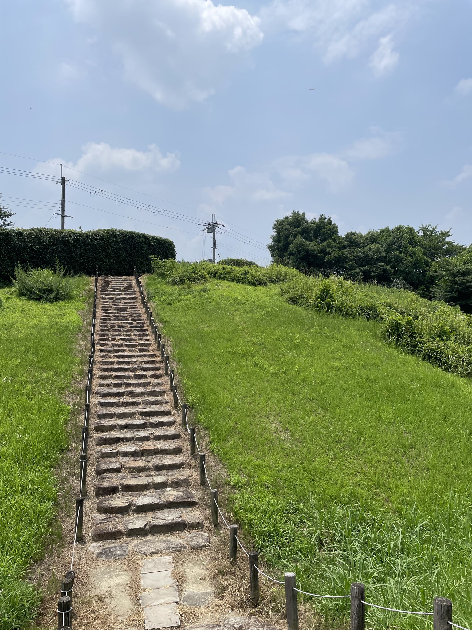 古墳の墳丘へと続く石段