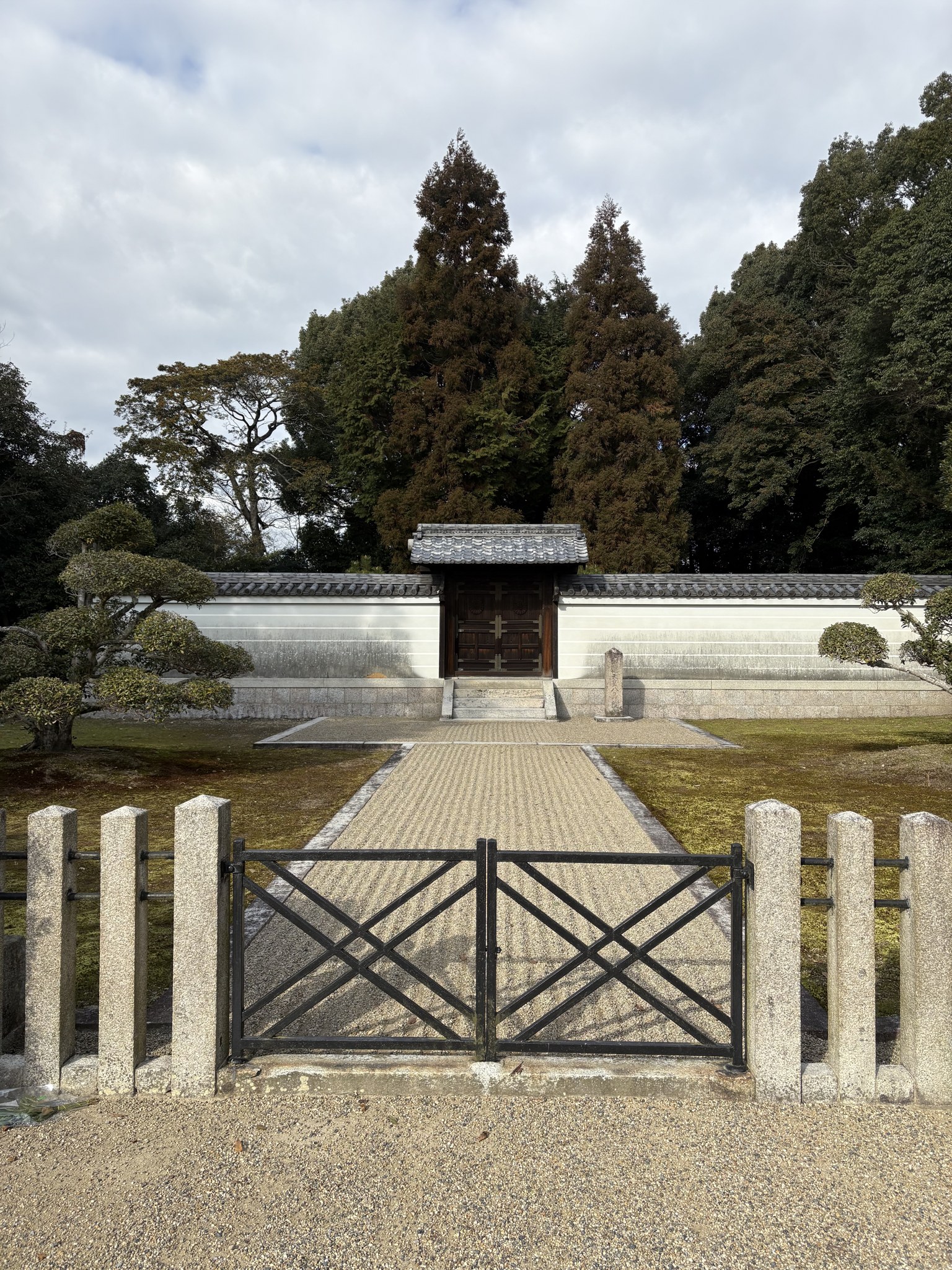 崇道天皇八嶋陵の門と参道