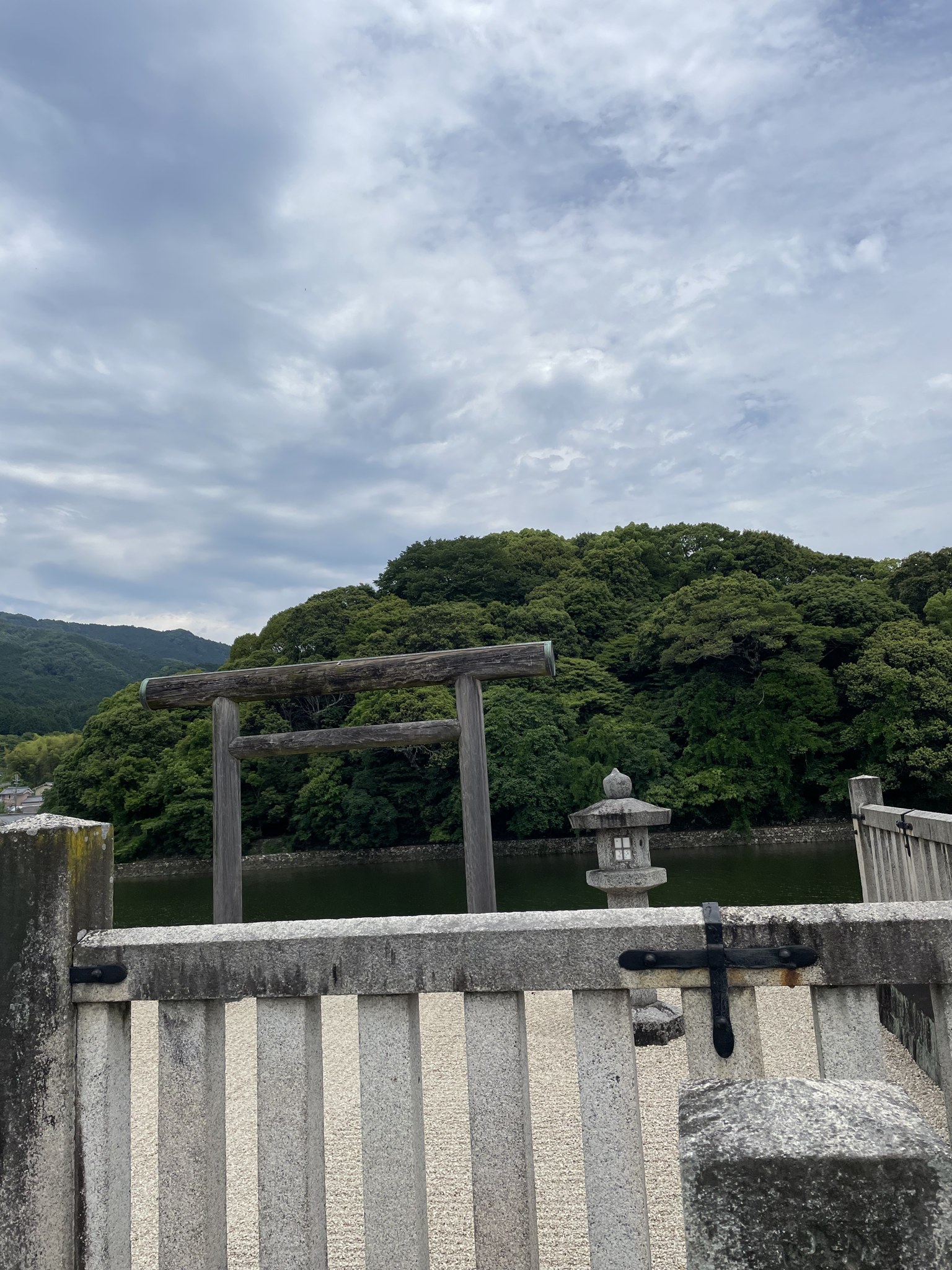 崇神天皇陵(行燈山古墳)の鳥居と周濠