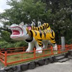 信貴山朝護孫子寺の張り子の虎と本堂