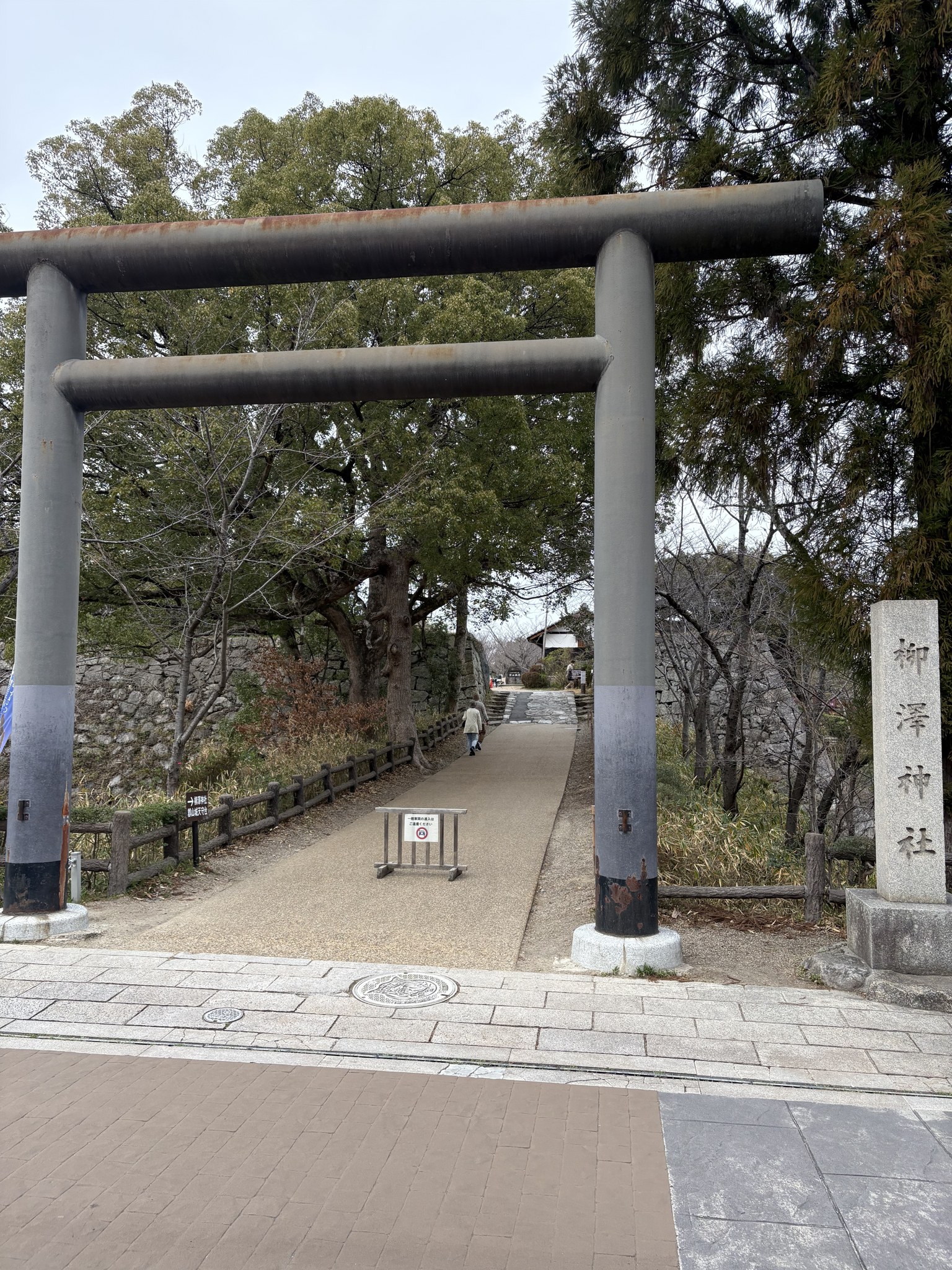 本丸に鎮座する柳澤神社の鳥居