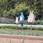 田んぼのわきのトトロのかかし